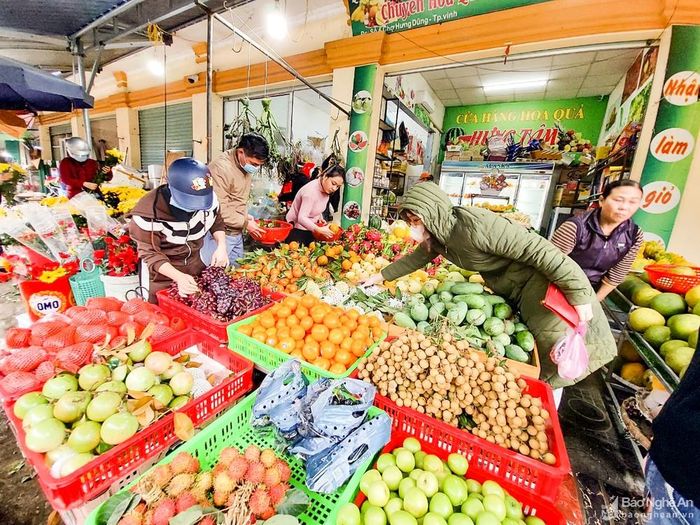 Các quầy hàng hoa quả đông khách. Mặt hàng này đa dạng, giá cả tăng so với dịp Tết. Ảnh: Thanh Phúc