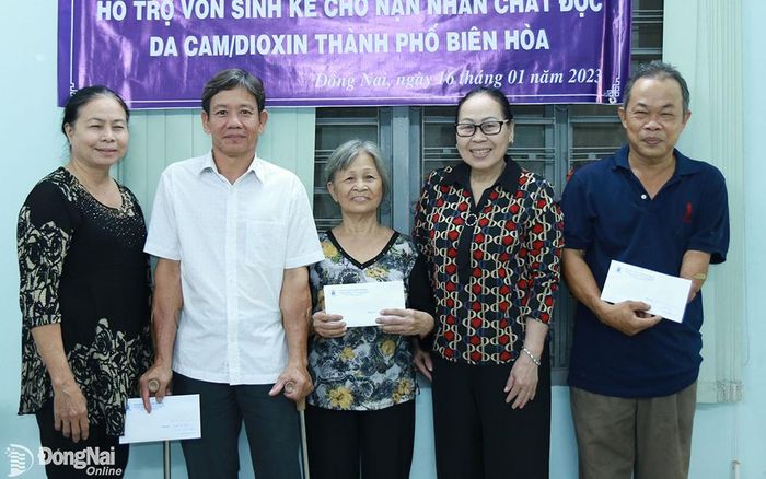 Chủ tịch Hội Nạn nhân chất độc da cam/dioxin tỉnh Đào Nguyên trao vốn hỗ trợ cho nạn nhân, gia đình nạn nhân chất độc da cam/dioxin tự tạo việc làm vào tháng 1-2023. Ảnh: Sông thao