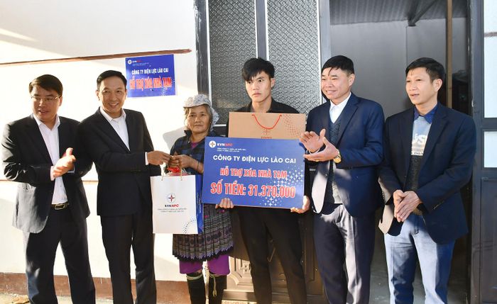 Trao "Nhà nhân ái" cho gia đình bà Lý Thị Mỷ ở thôn Khe Păn, xã Nậm Tha, huyện Văn Bàn