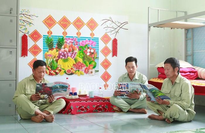 Sau những buổi làm việc, lao động, học viên về phòng và thư giãn bằng cách đọc tạp chí.