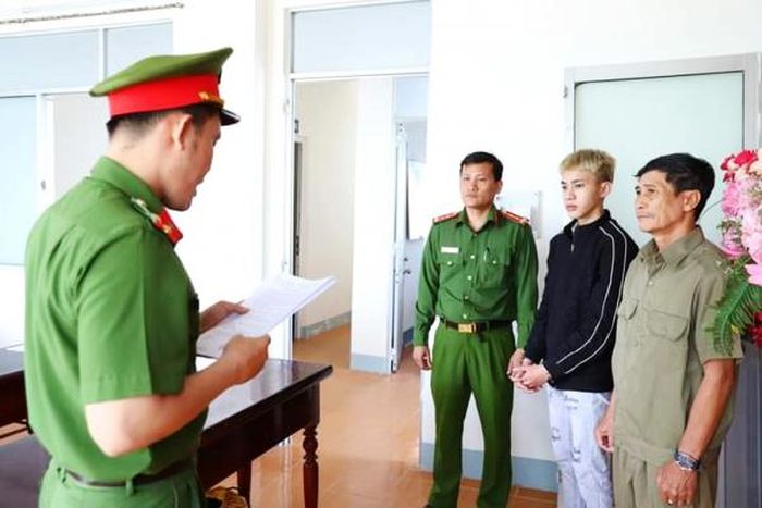 Công bố quyết định khởi tố bị can và lệnh bắt tạm giam Nguyễn Văn Thắng, Hoàng Minh Phú. Ảnh: Công an Ninh Thuận.