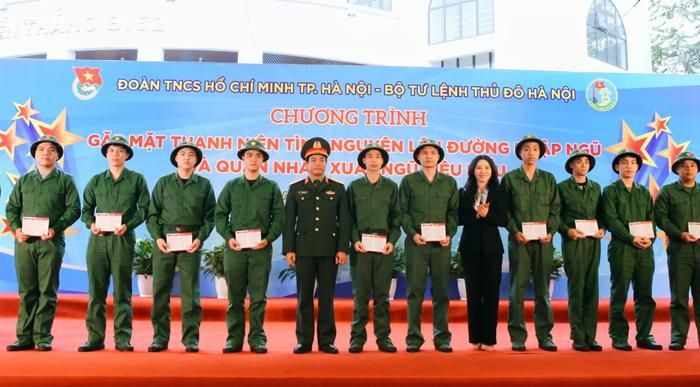 Trao tặng sổ tiết kiệm cho thanh niên tình nguyện viết đơn lên đường nhập ngũ.