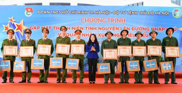 Bí thư Thành đoàn Hà Nội Chu Hồng Minh trao tặng Bằng khen và quà của Thành đoàn Hà Nội cho 5 quân nhân xuất ngũ tiêu biểu và 5 chiến sĩ tham gia nghĩa vụ Công an nhân dân tiêu biểu.