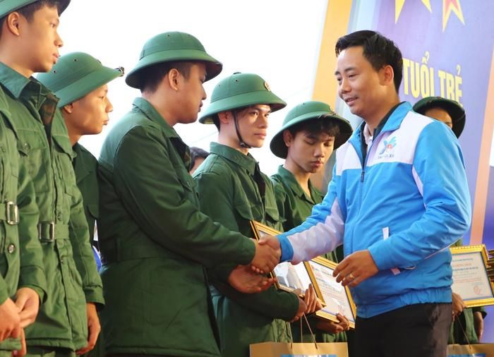 Phó Bí thư Thường trực Thành đoàn, Chủ tịch Hội Liên hiệp thanh niên Việt Nam thành phố Hà Nội Nguyễn Đức Tiến trao tặng Giấy chứng nhận và quà tặng cho thanh niên tình nguyện lên đường nhập ngũ năm 2023.