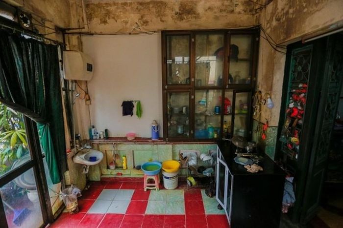  Khu vực bếp được thiết kế tận dụng tối đa ánh sáng ngoài trời. Ảnh: Dân trí 