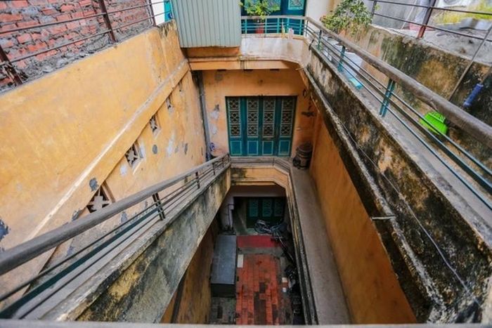  Theo tiết lộ, ngôi nhà được bố mẹ ông Thái An mua lại từ những năm 1940 để mở cửa hiệu kinh doanh tơ lụa và quần áo. Sau đó, gia đình ông An thuê kiến trúc sư người Pháp thiết kế lại toàn bộ không gian theo đúng mong muốn của mình. Ảnh: Dân trí 