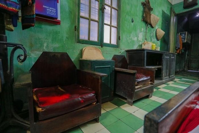  Bàn ghế từ khi hoàn thiện ngôi nhà cho đến nay vẫn được sử dụng. Ảnh: Dân trí 