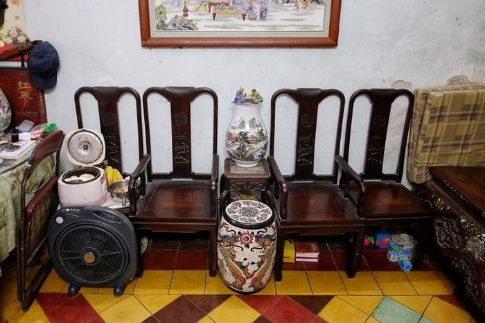  Dù đã hơn 80 năm trôi qua nhưng toàn bộ nội thất, cách bài trí đồ đạc trong nhà vẫn được giữ nguyên. Ảnh: Dân Việt 
