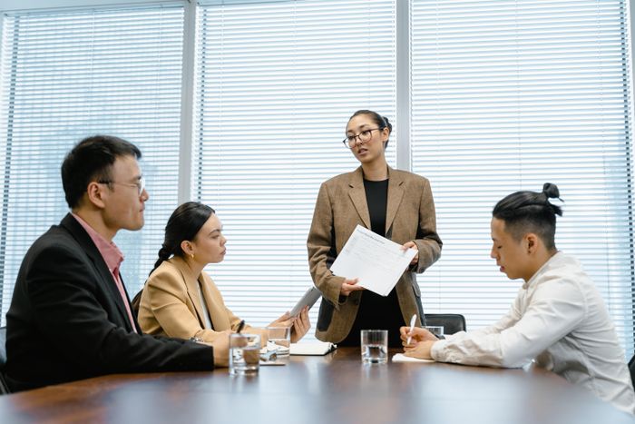  Chia sẻ thẳng thắn là phương pháp tốt nhất để tránh khỏi bất đồng. Ảnh: Mart Production/Pexels. 