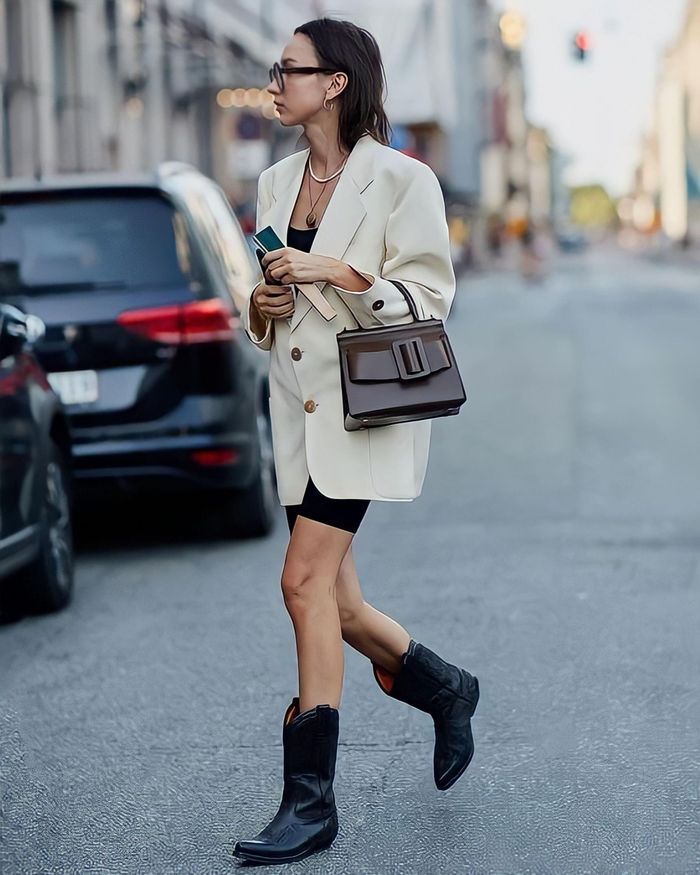 Blazer cùng bikershort kết hợp với cowboy boots giúp cô nàng tôn được vóc dáng của mình. Ảnh minh họa: Paulien Riemis.