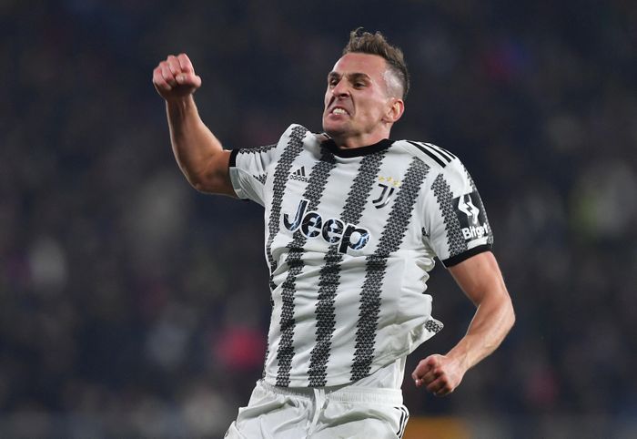  Juventus có quỹ lương rơi vào khoảng 336 triệu euro trong mùa giải 2021/22. Đội bóng thành Turin nỗ lực giảm chi phí trả cho cầu thủ kể từ khi rơi vào cuộc khủng hoảng tài chính do dịch bệnh. Trong thời gian tới, Juventus được cho là đã lên kế hoạch tiếp tục cắt giảm chi phí lương. 