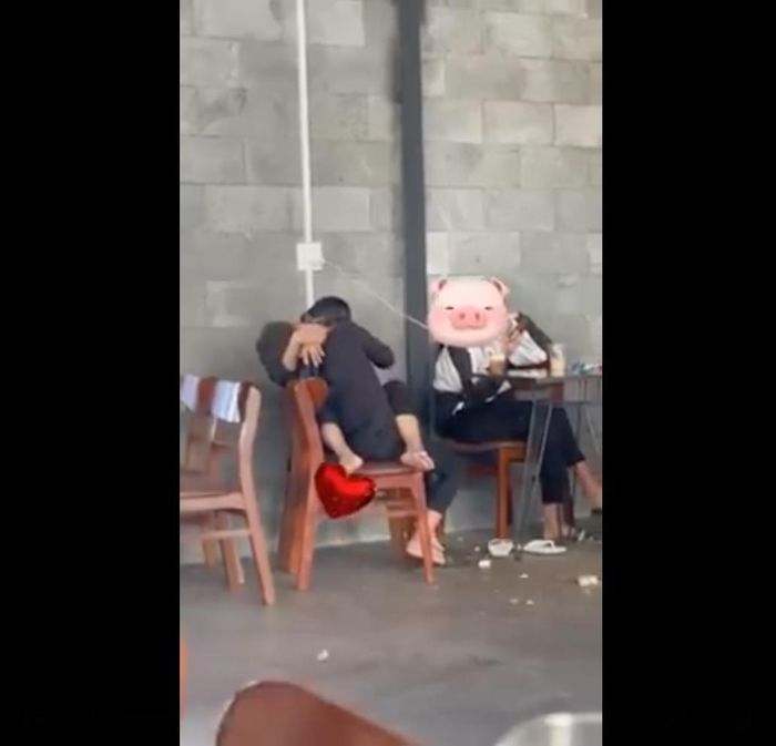 Ngay sau khi đăng tải, loạt hình ảnh và clip phản cảm nơi công cộng này nhận phải nhiều ý kiến tranh cãi, lên án từ cộng đồng mạng.