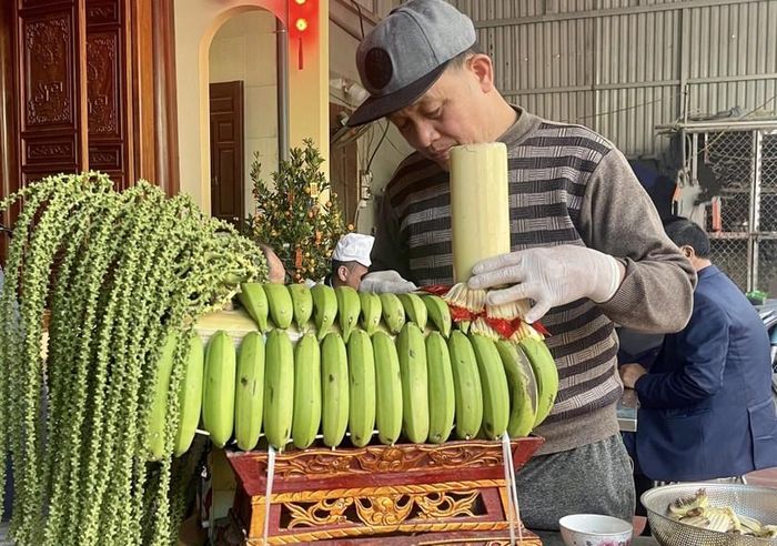 Ông Ngô Đình Tám - một trong số ít những nghệ nhân còn lưu giữ nét đẹp văn hóa của làng nghề kết Long mã ở thị xã Quảng Yên, tỉnh Quảng Ninh.