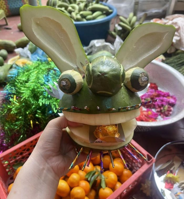 Đu đủ được kết làm đầu, tai và mũi Long mã. Mắt được làm từ quả cau non.