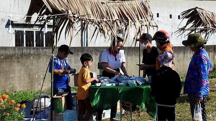Người dân mua các nhu yếu phẩm thiết yếu được bày bán tại “Hội chợ Không đồng”