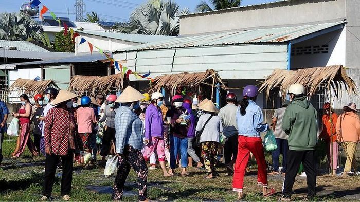 Đông đảo người dân đến tham gia, mua sắm tại “Hội chợ Không đồng”