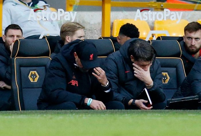 Jurgen Klopp bất lực trên ghế chỉ đạo