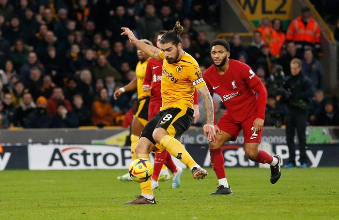 Ruben Neves xâm nhập vòng cấm ghi bàn