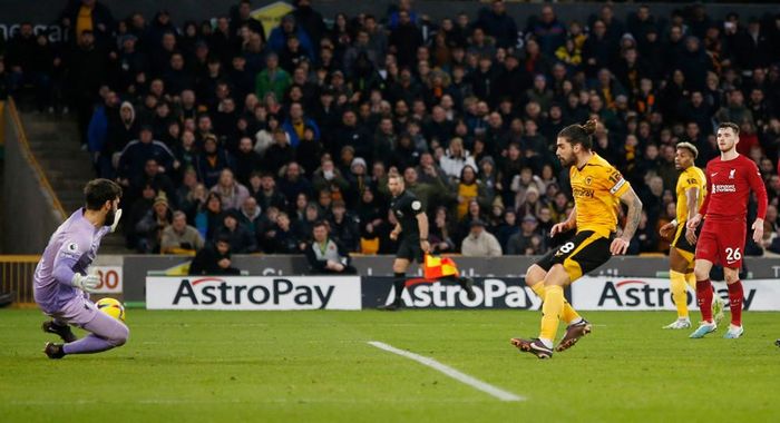 Hàng thủ Liverpool để xổng Neves băng xuống dứt điểm dễ dàng