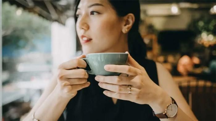 Khi mới bỏ uống cà phê, bạn có thể mệt mỏi, đau đầu. Ảnh minh họa: Healthline