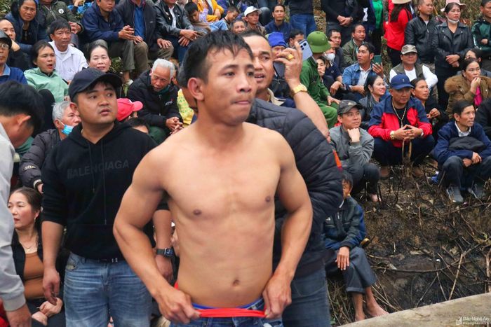 Tại sới vật Lễ hội đền Vua Mai, người chơi có thể đăng ký tự do, trực tiếp, không giới hạn thời gian thi đấu, số lượng người tham gia... Dịp này, người dân các xã có phong trào vật phát triển mạnh ở huyện Nam Đàn thường đi theo đoàn, nhóm, theo làng... Mỗi pha vật họ thường cử một đô vật lên thi đấu. Ảnh: Huy Thư