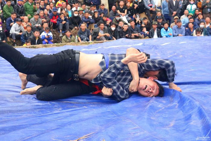Tham gia đấu vật ở lễ hội, mọi người thường không quá câu nệ vào luật, vào phần thưởng, mà chủ yếu góp vui là chính. Ảnh: Huy Thư