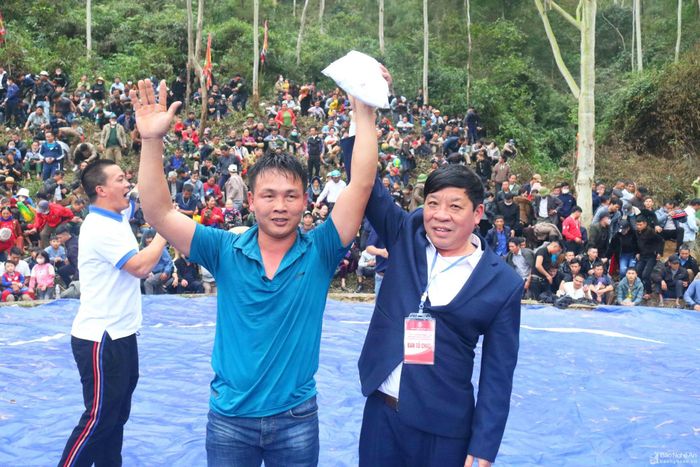 Các đô vật thắng liên tiếp 3 đô sẽ được nhận phần thưởng của Ban tổ chức. Ảnh: Huy Thư
