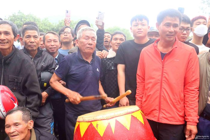 Về Lễ hội Đền Vua Mai, từ xa, du khách đã nghe tiếng trống hội vật tưng bừng, rộn rã. Mỗi khi đô vật nào đánh được một thế hay, trống hội lại thúc lên, tiếng reo hò lại ồn ào, náo động. Ảnh: Huy Thư