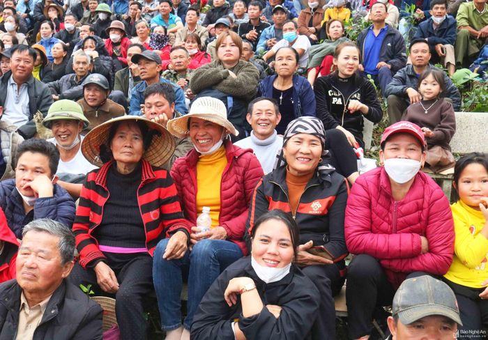Đấu vật trong Lễ hội Đền Vua Mai hấp dẫn mọi tầng lớp nhân dân trong và ngoài huyện. Nhiều gia đình đã gác lại công việc riêng tư để cả nhà cùng đi xem vật. Ở thời điểm nào quanh sới vật cũng bắt gặp được những nụ cười say mê. Ảnh: Huy Thư