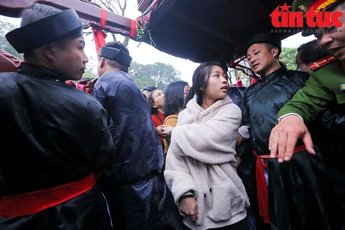 Theo quan niệm dân gian, ai chui qua gầm kiệu ba lần, người đó sẽ cầu được vạn sự như ý vì thế già, trẻ, gái, trai, nhất là các em nhỏ ai cũng háo hức chen nhau chui qua gầm kiệu để xin phúc lộc, mong mạnh khỏe, thông minh và may mắn.