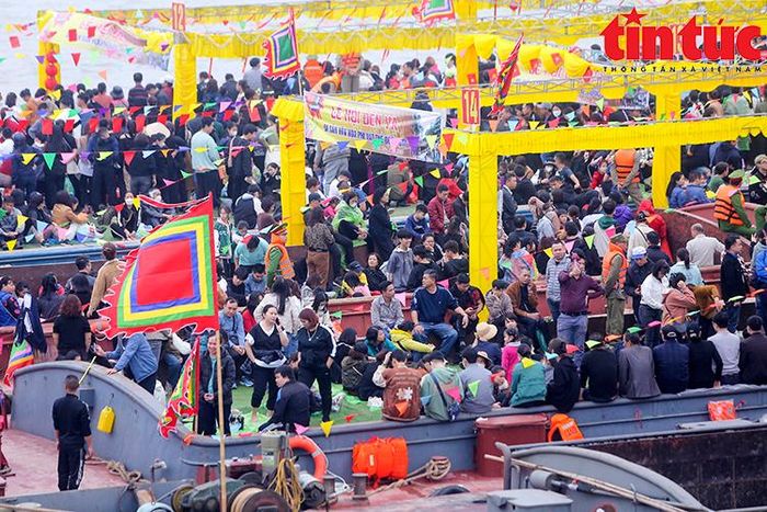 Kiệu Thánh được rước xuống bờ sông Hồng, có các đoàn thuyền chờ sẵn.