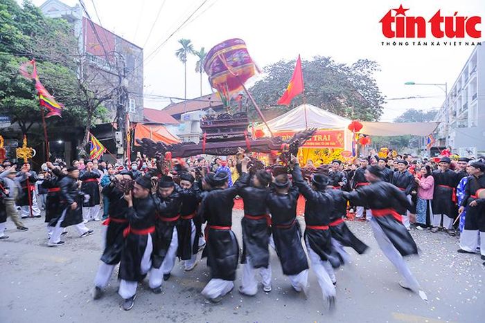 Mỗi khi đoàn rước qua đàn tế lớn, hoặc các ngã ba, ngã tư đường rộng sẽ tâng kiệu lên cao mấy nhịp và quay tròn mấy vòng.