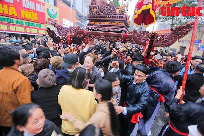 Đoàn rước thu hút người dân, du khách tham dự.
