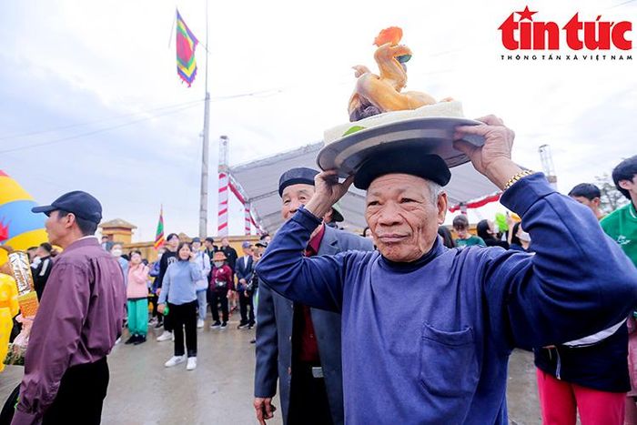 Nhân dân hai bên đường bày hương án, dâng hương hoa, lễ vật để tri ân Đức Thánh.