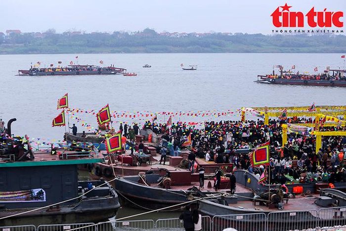 Đoàn rước kiệu khởi hành từ Đền Và sang đền Ngự Dội (thôn Duy Bình, xã Vĩnh Ninh, huyện Vĩnh Tường, Vĩnh Phúc) với rất đông người tham dự.