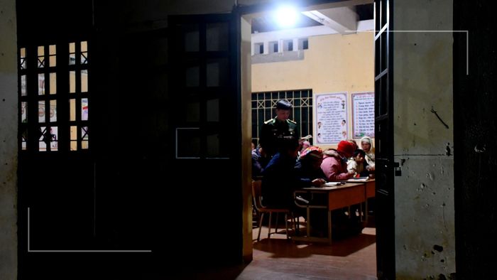 Thầy - trò miệt mài dạy và học chữ.