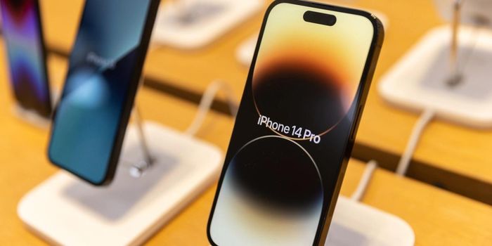 Những mẫu iPhone 14 Pro đang được bán với giá chiết khấu hơn 100 USD tại thị trường Trung Quốc. Ảnh: Bloomberg.