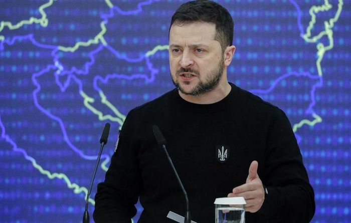 Tổng thống Ukraine Volodymyr Zelensky thừa nhận tình thế tiền tuyến ngày càng khó khăn. Ảnh: Tass