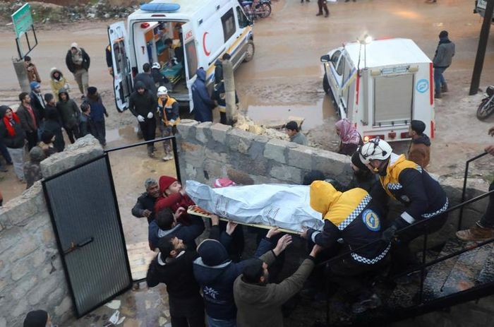 Lực lượng cứu hộ chuyển thi thể của một nạn nhân ở Azaz, Syria. Ảnh: Reuters