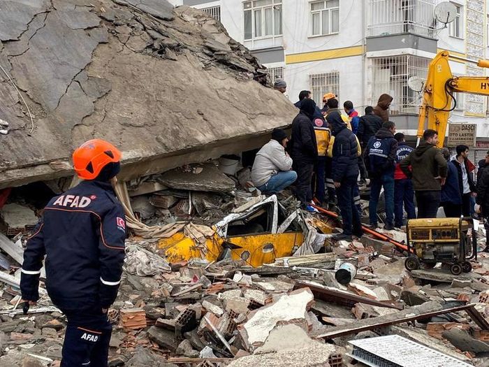 Tìm kiếm người mắc kẹt tại Diyarbakir, Thổ Nhĩ Kỳ. Ảnh: Reuters