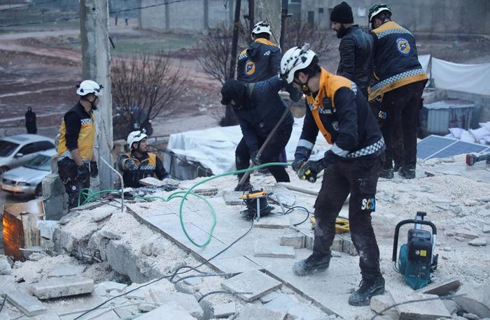Lực lượng cứu hộ nỗ lực tìm kiếm nạn nhân tại Azmarin, tỉnh Idlib, Syria, ngày 6/2. Ảnh: Reuters