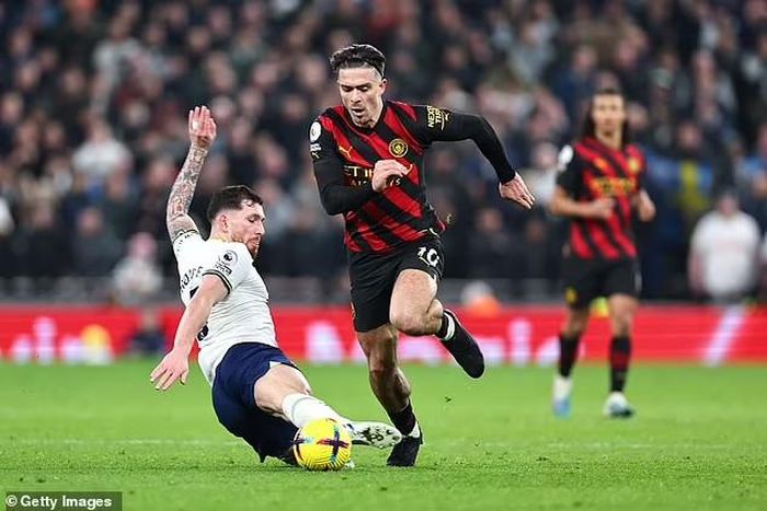 Cựu trung vệ Liverpool kêu gọi hàng thủ Man City sáng tạo hơn để đưa bóng tới chân Haaland sớm hơn. Ảnh: Getty Images