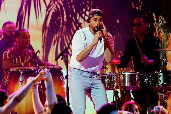 Bad Bunny trình diễn tại lễ trao giải Grammy lần thứ 65