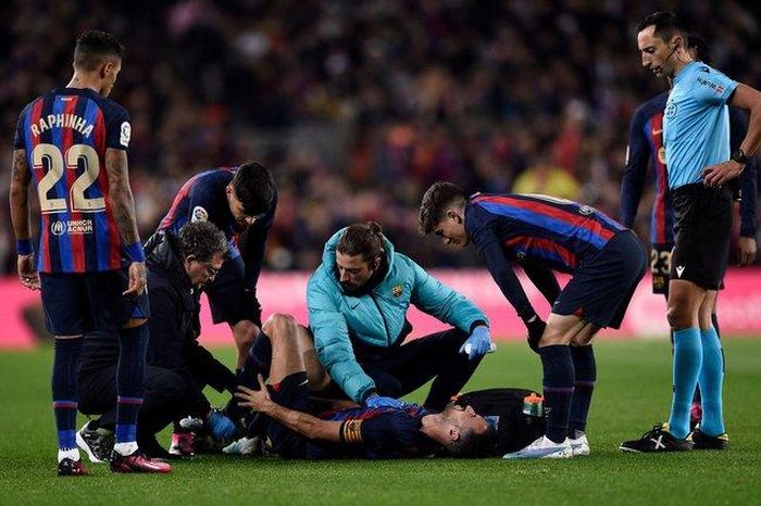 Barca mất 2 trụ cột ở trận đại chiến với MU.