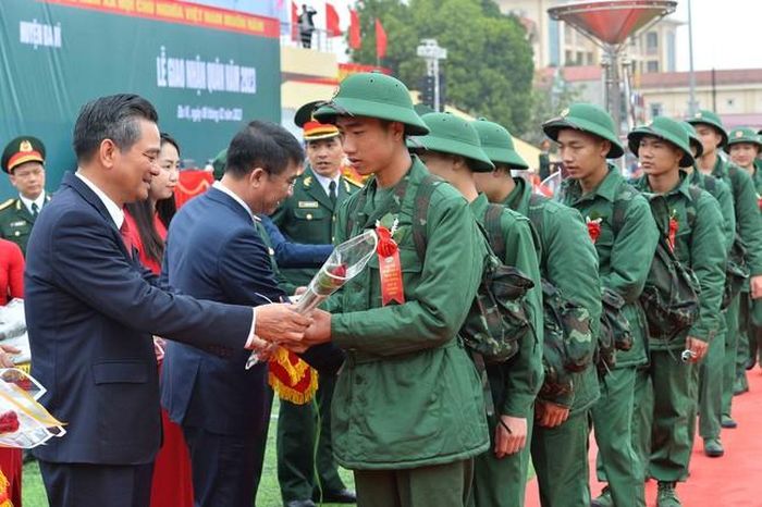 Lãnh đạo thành phố Hà Nội động viên các tân binh huyện Ba Vì lên đường nhập ngũ. Ảnh: Minh Đức-TTXVN