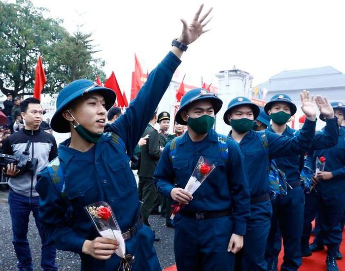 Tân binh huyện Gia Lâm phấn khởi lên đường nhập ngũ. Ảnh: An Đăng - TTXVN