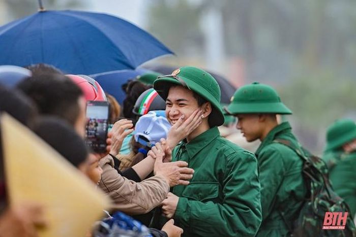 Các tân binh tranh thủ gặp gỡ người thân trước khi lên đường - Ảnh: Báo Thanh Hóa