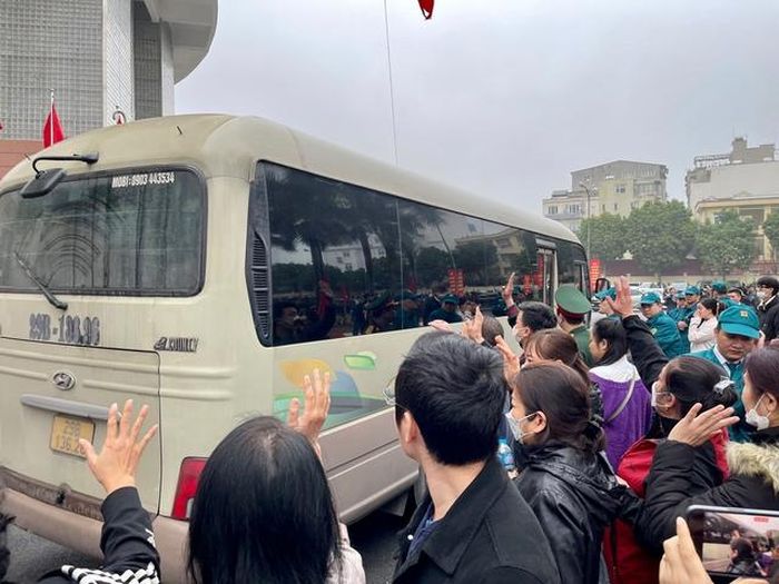 Người thân, gia đình đến động viên các tân binh lên đường nhập ngũ - Ảnh: VGP/Gia Huy