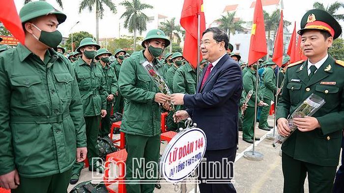 Bí thư Tỉnh ủy Nam Định Phạm Gia Túc và lãnh đạo Bộ Chỉ huy Quân sự tỉnh tặng hoa, động viên tân binh trước khi lên đường nhập ngũ - Ảnh: Báo Nam Định