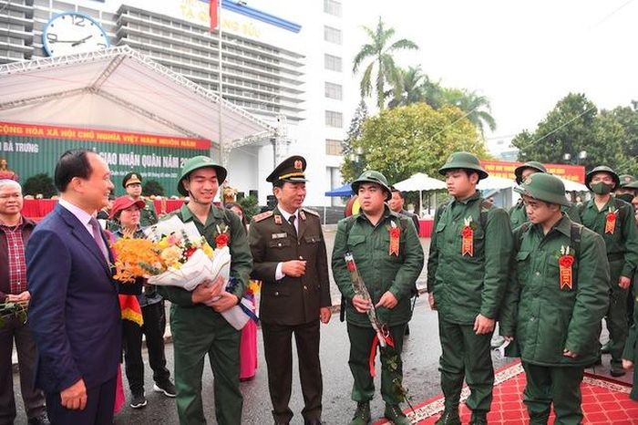 Thượng tướng Trần Quốc Tỏ, Thứ trưởng Bộ Công an tặng hoa, động viên các tân binh lên đường nhập ngũ - Ảnh: CAND